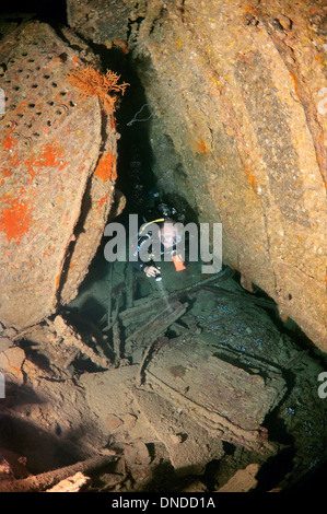 Sommozzatore guardando naufragio 'SS Dunraven'. Mar Rosso, Egitto, Africa Foto Stock