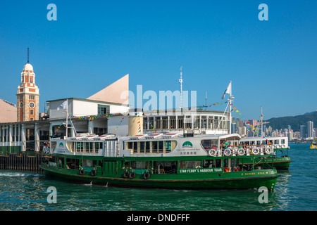 Kowloon Waterfront con Star Ferry e Tsim Sha Tsui di Clock Tower Foto Stock