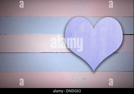 Cuore viola sul segno blu e rosa retrò in legno sullo sfondo del pannello Foto Stock