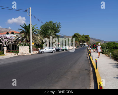 La strada principale per il lungomare di Skala Kefalonia in Grecia Foto Stock