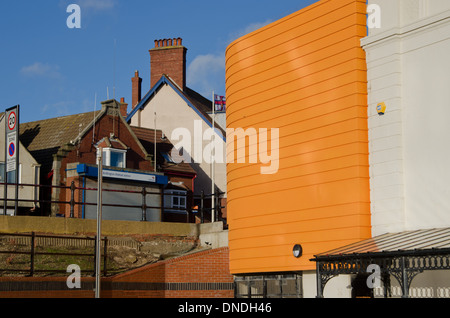 Vista esterna di un edificio arancione, il teatro Spa Bridlington East Yorkshire Regno Unito Foto Stock