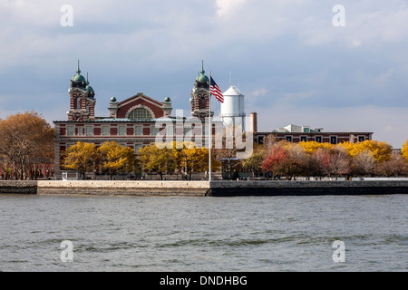 Ellis Island immigrazione Museo di Lower Manhattan e il centro cittadino di New York CIty dalla East River e Liberty Island in America.+ Foto Stock