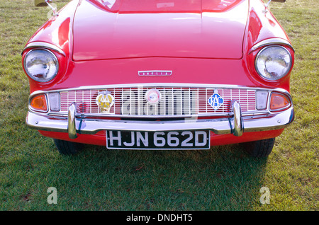 Cofano e fari griglia della vecchia auto retrò. Ford Anglia 105E Foto Stock