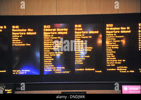 La stazione di Euston, London, Regno Unito. 23 Dic, 2013. Passeggeri attendere come molti treni del Virgin gravemente ritardata a causa di un guasto di alimentazione. I forti venti e tempeste stava causando disagi in tutto il Regno Unito. Credito: Matteo Chattle/Alamy Live News Foto Stock