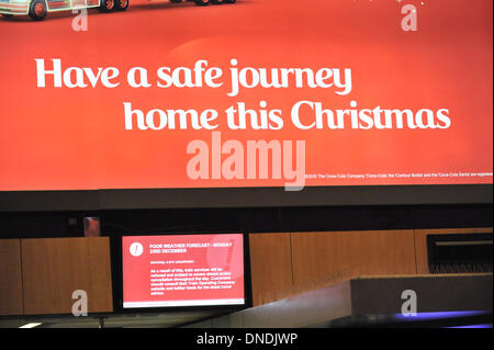 La stazione di Euston, London, Regno Unito. 23 Dic, 2013. Passeggeri attendere come molti treni del Virgin gravemente ritardata a causa di un guasto di alimentazione. I forti venti e tempeste stava causando disagi in tutto il Regno Unito. Credito: Matteo Chattle/Alamy Live News Foto Stock