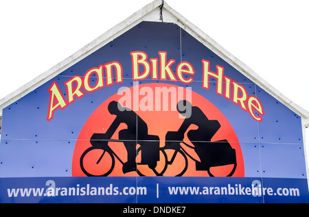 Aran Noleggio bici a segno a Kilronan village, Inishmore, Isole Aran, Irlanda. Foto Stock