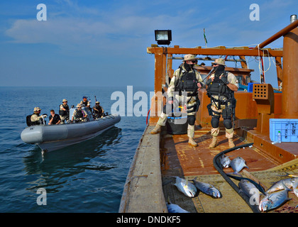 Noi funzionamento speciale i marinai a bordo di una dhow pesca durante una visita, scheda, ricerca e sequestro missione Novembre 30, 2013 nel Golfo Arabico. Foto Stock