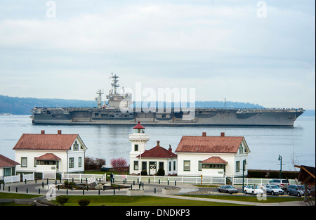 US Navy portaerei USS Nimitz passa da Mukilteo Lighthouse Park sul suo modo di homeport alla stazione navale di Everett a seguito di una distribuzione estesa per il Pacifico occidentale, Dicembre 16, 2013 a Everett, Washington. Foto Stock