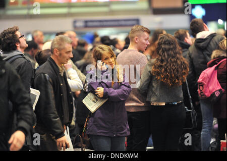 La stazione di Euston, London, Regno Unito. 23 Dic, 2013. Molti treni del Virgin gravemente ritardata a causa di un guasto di alimentazione. I forti venti e tempeste stava causando disagi in tutto il Regno Unito. Credito: Matteo Chattle/Alamy Live News Foto Stock