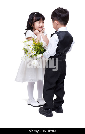 Bel ragazzo dando ai fiori di ragazza Foto Stock