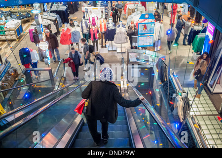 Last minute shopper in Old Navy in Herald Square a New York Foto Stock