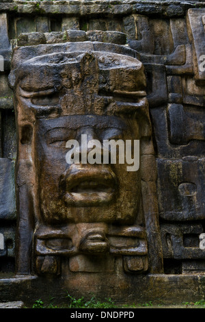 In prossimità di una grande roccia sulla maschera tempio a Lamanai Belize Foto Stock