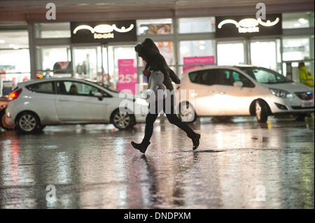 Merthyr Tydfil, Wales, Regno Unito. Il 23 dicembre 2013. Heavy Rain continua senza sosta nel Galles del Sud e last minute gli acquirenti devono negoziare enormi pozzanghere a retail park nella valle città di Merthyr Tydfil. Credito: Graham M. Lawrenc/Alamy Live News. Foto Stock