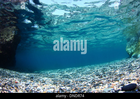 La chiara acqua di mare calda incitare alla scoperta del mondo marino Foto Stock