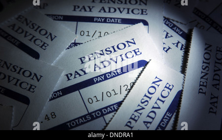 Pensione privata prestare consulenza scivola re l'economia budget familiare la lievitazione dei prezzi sul posto di lavoro le pensioni degli anziani società membro REGNO UNITO Foto Stock