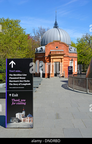 Cartello moderno presso il Royal Greenwich Observatory storico vittoriano in mattoni rossi Costruito altazimuth Pavilion edificio elencato oltre Greenwich Park Londra UK Foto Stock