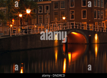 Romantico riflessioni sul Rapenburg, Leiden, Olanda meridionale, Paesi Bassi. Foto Stock