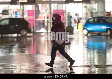 Merthyr Tydfil, Wales, Regno Unito. Il 23 dicembre 2013. Heavy Rain continua senza sosta nel Galles del Sud e last minute gli acquirenti devono negoziare enormi pozzanghere a retail park nella valle città di Merthyr Tydfil. Credito: Graham M. Lawrenc/Alamy Live News. Foto Stock