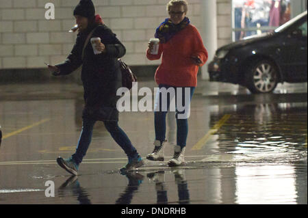 Merthyr Tydfil, Wales, Regno Unito. Il 23 dicembre 2013. Heavy Rain continua senza sosta nel Galles del Sud e last minute gli acquirenti devono negoziare enormi pozzanghere a retail park nella valle città di Merthyr Tydfil. Credito: Graham M. Lawrenc/Alamy Live News. Foto Stock