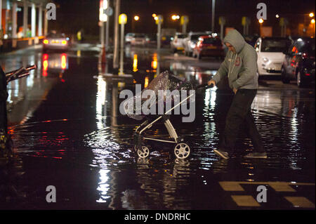 Merthyr Tydfil, Wales, Regno Unito. Il 23 dicembre 2013. Heavy Rain continua senza sosta nel Galles del Sud e last minute gli acquirenti devono negoziare enormi pozzanghere a retail park nella valle città di Merthyr Tydfil. Credito: Graham M. Lawrenc/Alamy Live News. Foto Stock