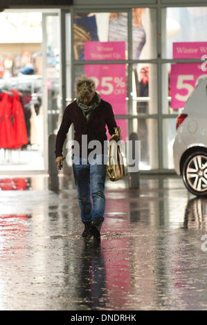 Merthyr Tydfil, Wales, Regno Unito. Il 23 dicembre 2013. Heavy Rain continua senza sosta nel Galles del Sud e last minute gli acquirenti devono negoziare enormi pozzanghere a retail park nella valle città di Merthyr Tydfil. Credito: Graham M. Lawrenc/Alamy Live News. Foto Stock