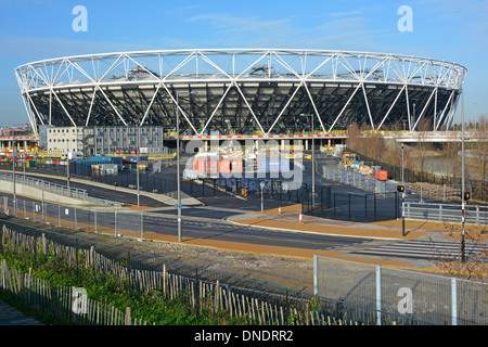 Proiettore iconica towers andato da London 2012 Olympic Stadium come parte dell'eredità progetto di conversione per il West Ham football club Londra Inghilterra REGNO UNITO Foto Stock