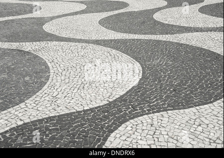 Piastrella iconica marciapiede design presso la spiaggia di Copacabana a Rio de Janeiro in Brasile Foto Stock