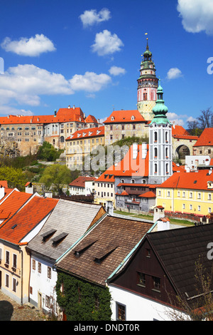 Panoramica dell'Unesco di cui città di Cesky Krumlov con castello e San Jost chiesa Repubblica Ceca Foto Stock
