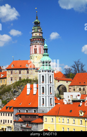 Panoramica dell'Unesco di cui città di Cesky Krumlov con castello e San Jost chiesa Repubblica Ceca Foto Stock
