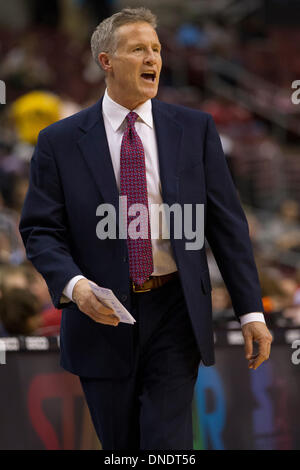 Dicembre 20, 2013: PHILADELPHIA 76ers head coach Brett Brown reagisce durante il gioco NBA tra le reti di Brooklyn e la Philadelphia 76ers presso la Wells Fargo Center di Philadelphia, Pennsylvania. Il 76ers ha vinto 121-120 in ore di lavoro straordinario. (Christopher Szagola/Cal Sport Media) Foto Stock