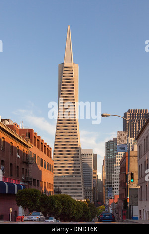 Edificio Transamerica,da Broadway Street,il centro cittadino di San Francisco, California Foto Stock