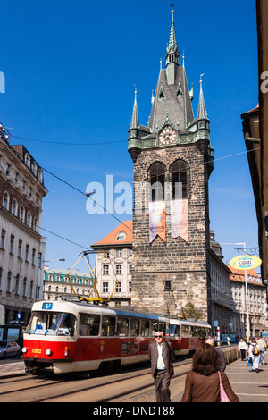 Repubblica Ceca, Praga. Torre Jindrisska e tram. Foto Stock