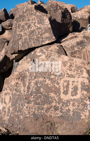 Incisioni rupestri sulla pietra nel Mojave National Preserve Foto Stock