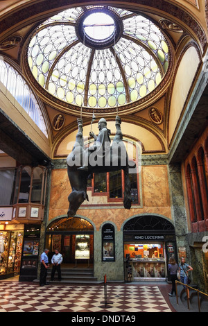 Upside-Down Statua di re Venceslao in sella ad un cavallo morto da scultore ceco David Černý al passaggio di Lucerna centro commerciale di Praga Repubblica Ceca Foto Stock