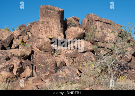 Incisioni rupestri sulla pietra nel Mojave National Preserve Foto Stock