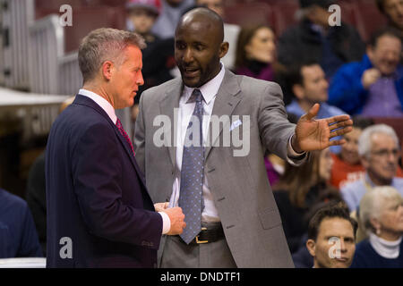 Dicembre 20, 2013: PHILADELPHIA 76ers assistant coach Lloyd Pierce colloqui con head coach Brett Brown durante il gioco NBA tra le reti di Brooklyn e la Philadelphia 76ers presso la Wells Fargo Center di Philadelphia, Pennsylvania. Il 76ers ha vinto 121-120 in ore di lavoro straordinario. (Christopher Szagola/Cal Sport Media) Foto Stock