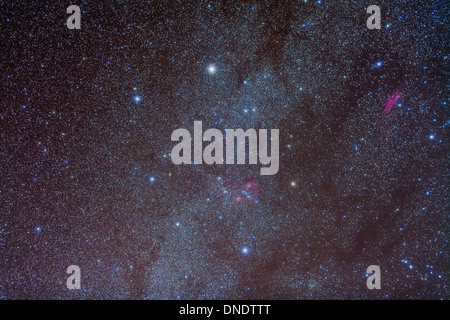 Una profonda immagine di esposizione della costellazione Auriga che mostra le corsie di dark nebulosità. Foto Stock