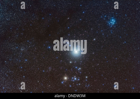 Giove nella costellazione del Toro con deep sky oggetti. Foto Stock