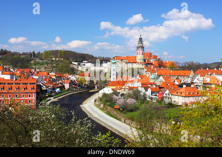 Panoramica dell'Unesco di cui città di Cesky Krumlov con castello e San Jost chiesa Repubblica Ceca Foto Stock
