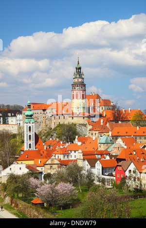 Panoramica dell'Unesco di cui città di Cesky Krumlov con castello e San Jost chiesa Repubblica Ceca Foto Stock