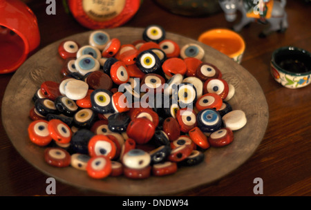 Tradizionale souvenir turco e colorati di cattivo occhio (nazar boncugu) Foto Stock