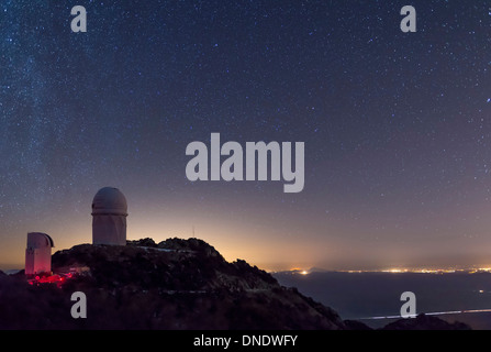 Il Mayall osservatorio di Kitt Peak si affaccia su Tucson, Arizona su una chiara notte stellata. Foto Stock