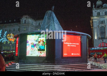 Londra, Regno Unito. 23 Dic, 2013. Giant snow globe intorno a Eros in Piccadilly Circus a Londra si sgonfia a causa del forte vento. Il maltempo ha provocato interruzioni in tutto il Regno Unito. Credito: martyn wheatley/Alamy Live News Foto Stock