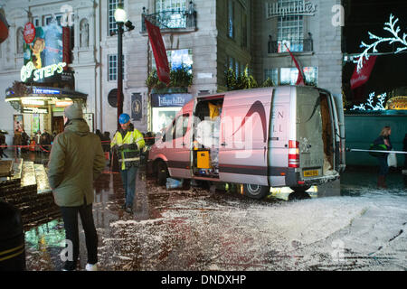 Londra, Regno Unito. 23 Dic, 2013. Giant snow globe intorno a Eros in Piccadilly Circus a Londra si sgonfia a causa del forte vento. Il maltempo ha provocato interruzioni in tutto il Regno Unito. Credito: martyn wheatley/Alamy Live News Foto Stock