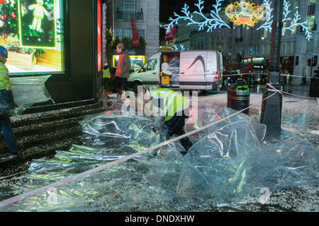 Londra, Regno Unito. 23 Dic, 2013. Giant snow globe intorno a Eros in Piccadilly Circus a Londra si sgonfia a causa del forte vento. Il maltempo ha provocato interruzioni in tutto il Regno Unito. Credito: martyn wheatley/Alamy Live News Foto Stock