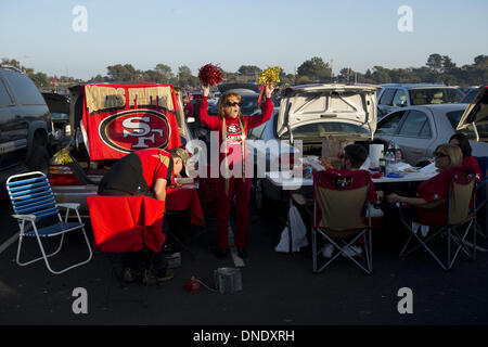 San Francisco, CA, Stati Uniti d'America. 23 Dic, 2013. Marlene Hanning di pratiche di Cupertino il suo cheerleading prima dell'inizio dei Falchi di Atlanta e San Francisco 49ers game al Candlestick Park lunedì 23 dicembre, 2013 a San Francisco, California. © Paul Kitagaki Jr/Sacramento Bee/ZUMAPRESS.com/Alamy Live News Foto Stock