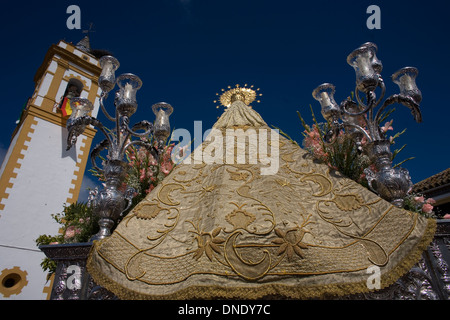 Una statua lignea della Vergine del Carmen è visualizzato pubblicamente durante la settimana di Pasqua in Prado del Rey, Cadice, Andalusia, Spagna Foto Stock