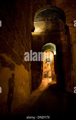 Il Puerta de Sevilla Siviglia o la porta della fortezza di Alcazar in Carmona, provincia di Siviglia, in Andalusia, Spagna, 19 aprile 2011. Foto Stock