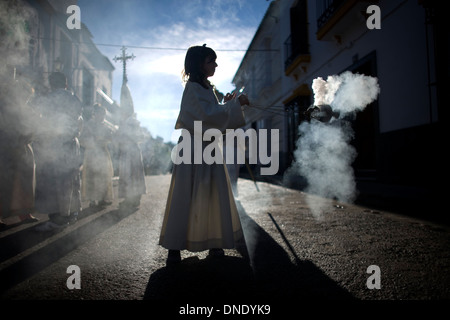 Un accolito femmina si sparge incenso durante una PASQUA SETTIMANA SANTA PROCESSIONE in Prado del Rey, Andalusia, Spagna, 24 aprile 2011. Foto Stock