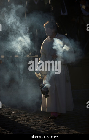 Un accolito femmina si sparge incenso durante una PASQUA SETTIMANA SANTA PROCESSIONE in Prado del Rey, Andalusia, Spagna, 24 aprile 2011. Foto Stock